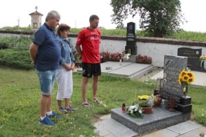 Uctění památky na místním hřbitově v Opařanech. 