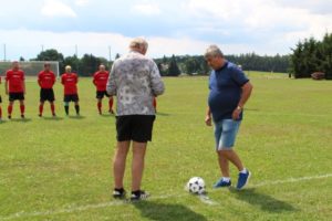 Slavnostní výkop provedl bratr Pepíka - Miloš Vakoč